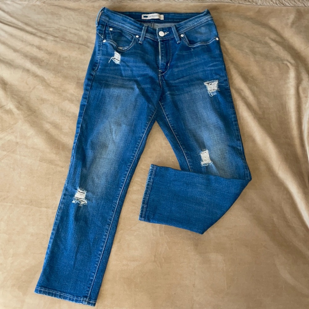 Mid rise skinny blue Jean capris.